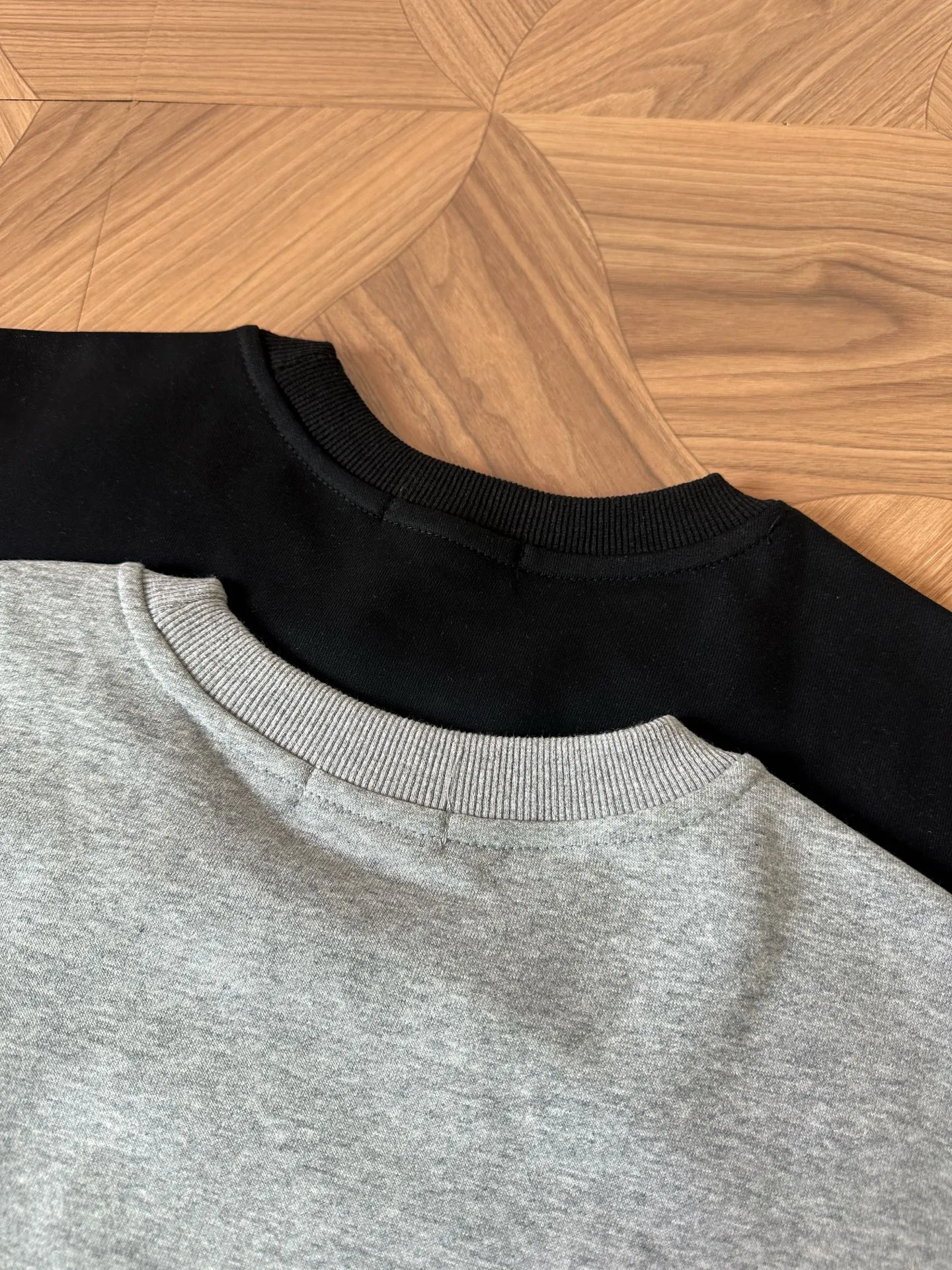 P220 Style No.: RL017] RalphLauren/Ralph Lauren 2025 new autumn and winter terry sweatshirt with multi-color embroidered logo Ralph Lauren's age-reducing item. The coat fabric is made of 60% cotton➕40% polyester, which not only retains the softness, comfort and breathability of cotton, but also adds the wear resistance and wrinkle resistance of polyester fiber, making the clothes more durable and easy to care for. Even in slightly cooler weather, you won't feel stuffy when wearing it. This kind of fabric has a natural crisp feel and is not easy to pill or deform. The flying pigeon on the chest is embroidered with the brand's large logo in English letters. The color is full, full of three-dimensionality, and lifelike, adding a bit of liveliness and interest to the entire sweatshirt. There is no pressure to dress, regardless of age or gender. Complete accessories! Color: Gray Size: S-xL S Shoulder width 53 Bust 110 Length 67 Sleeve length 58 M Shoulder width 54 Bust 114 Length 69 Sleeve length 59 L Shoulder width 55 Bust 118 Length 71 Sleeve length 60 xL Shoulder width 56 Bust 122 Length 73 Sleeve length 61